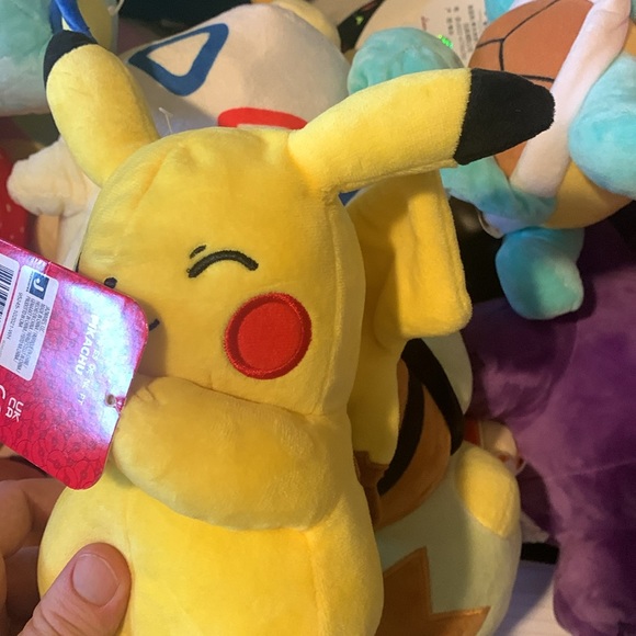 Winking Pikachu Pokémon plush NWT - Picture 4 of 4